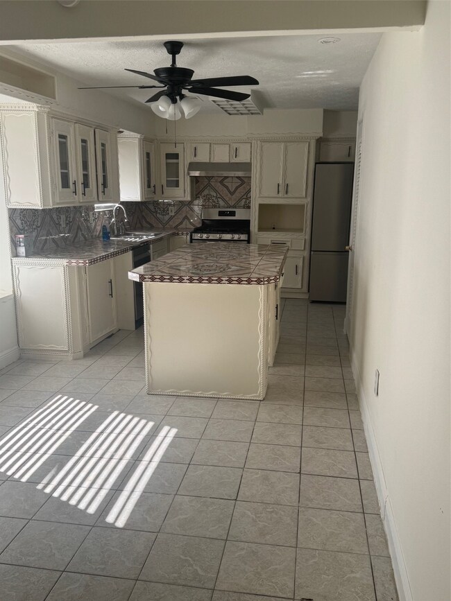 10134 Kirkglen Dr unit 2, Houston, TX 77089 - photo 3