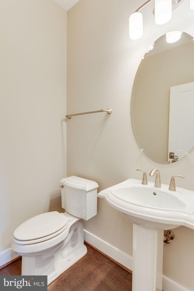 8224 Colby Ct, Vienna, VA 22180 - photo 3