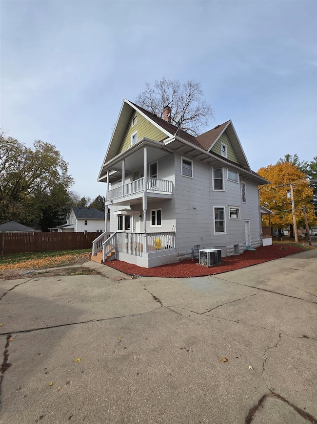 111 E Empire St, Freeport, IL 61032 - photo 3