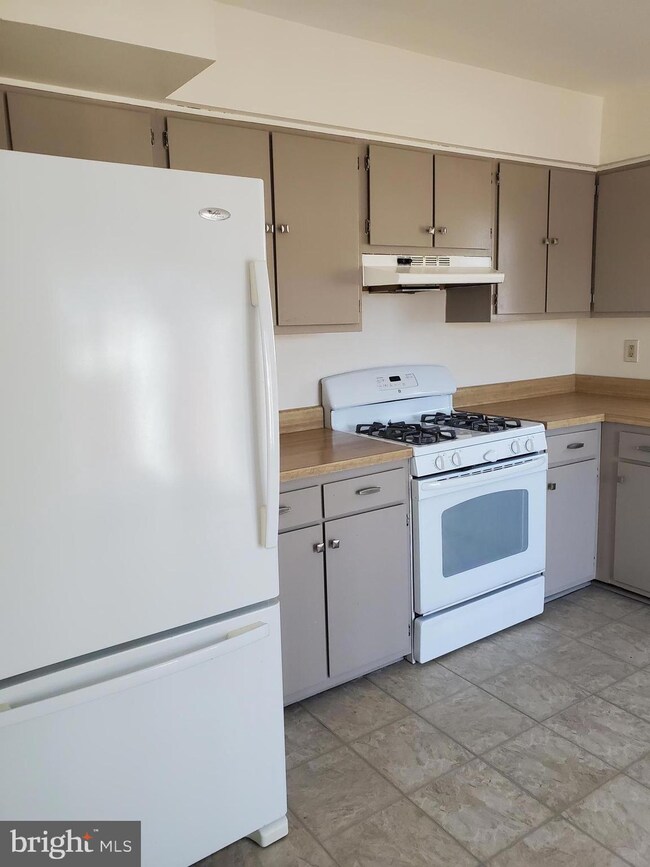 128 Carre Ave, Essington, PA 19029 - photo 7