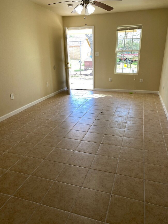 4905 Kashmere St unit 8, Houston, TX 77026 - photo 4