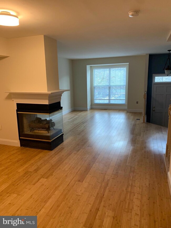 13124 Plotner Farm Rd, Herndon, VA 20171 - photo 3