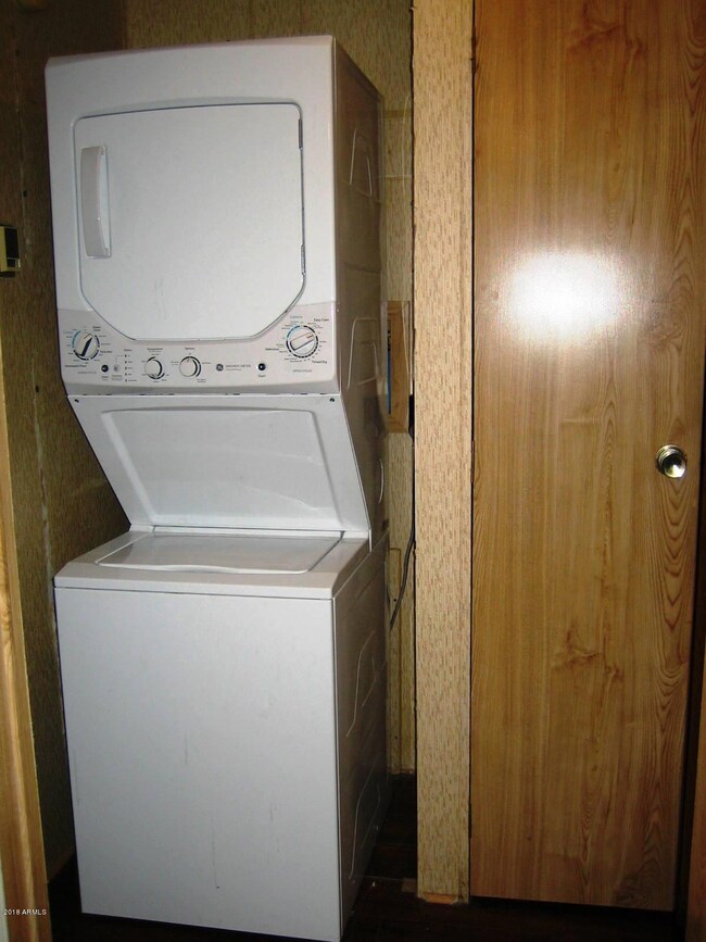 6 Stacked washer-dryer stays