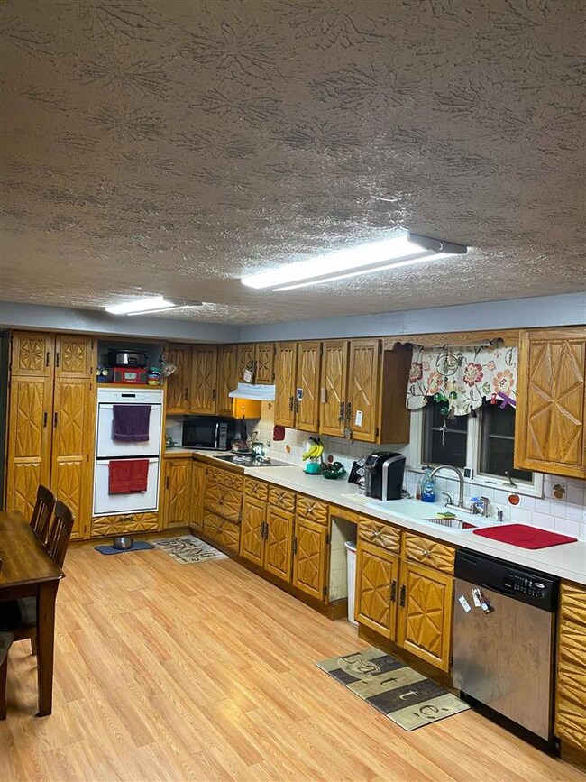 207 Cottage Rd, Manchester, NH 03103 - photo 2