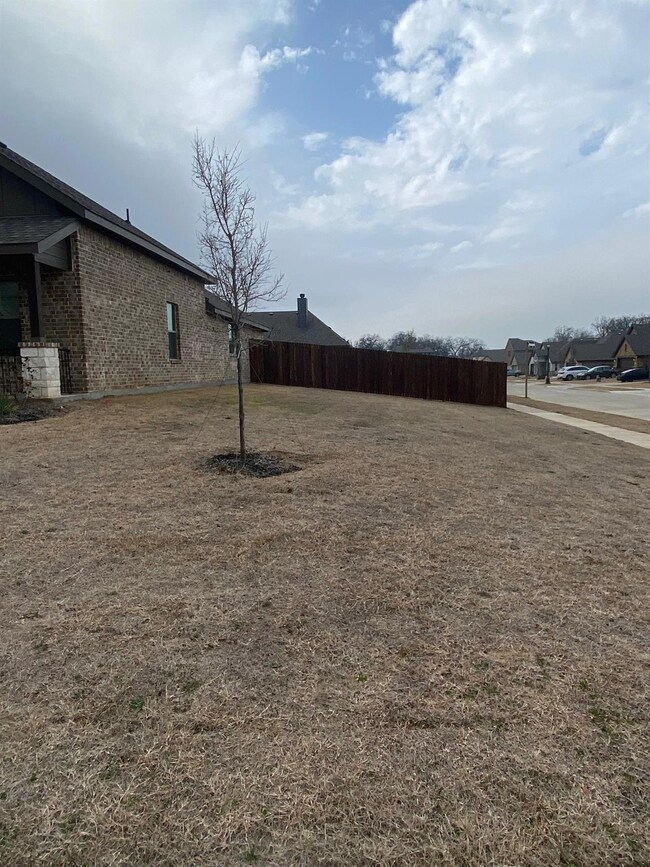 237 Rosemary Dr, Azle, TX 76020 - photo 4