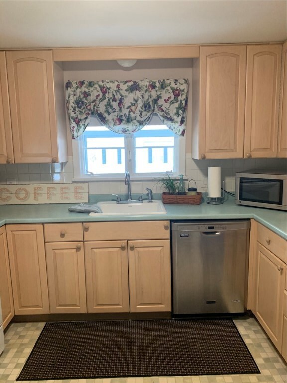 199 Northbridge Ave, Warwick, RI 02886 - photo 7