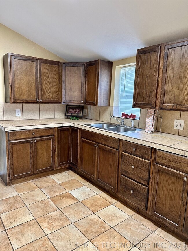 612 E Tahlequah Ave, Sulphur, OK 73086 - photo 3