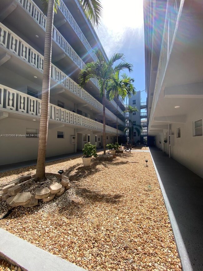 329 SE 3rd St unit 302S, Hallandale Beach, FL 33009 - photo 6