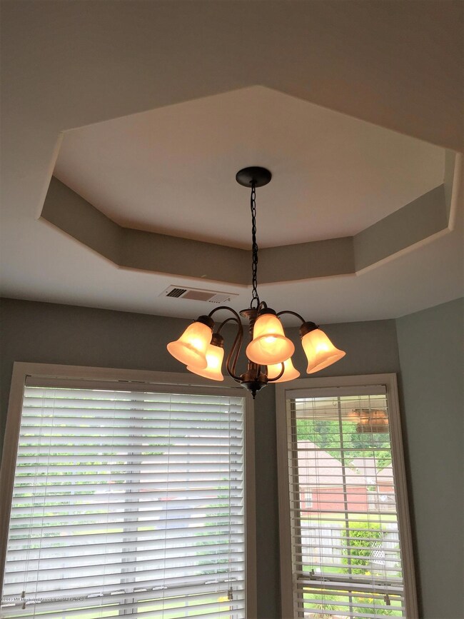 TRAYED CEILING IN EAT-IN AREA