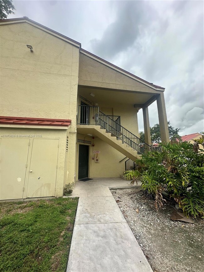 18318 NW 68th Ave unit B, Hialeah, FL 33015 - photo 3