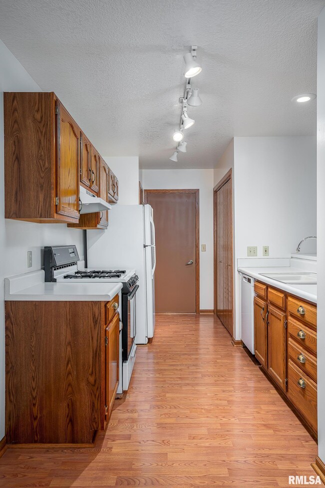 2428 W 60th Place, Davenport, IA 52806 - photo 6