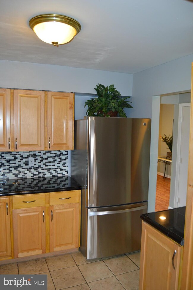 8230 Wycliffe Ct, Manassas, VA 20109 - photo 3