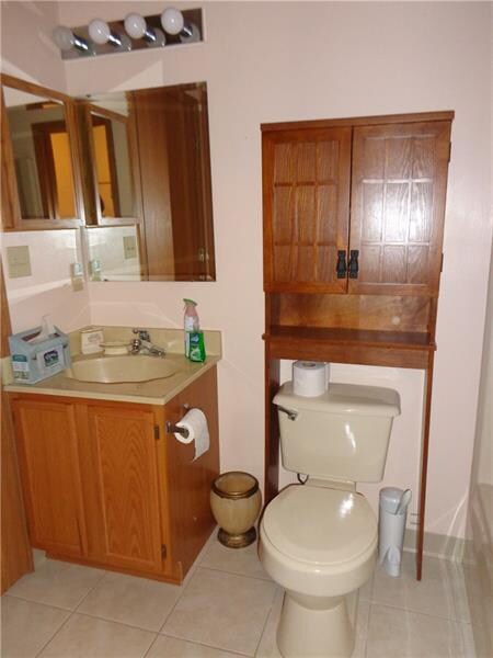 Main bath with tub/shower