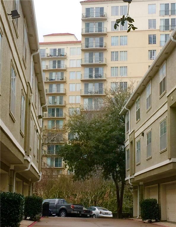 UPTOWN TOWNHOUSE / GATED COMMUNITY: One bedroom w 