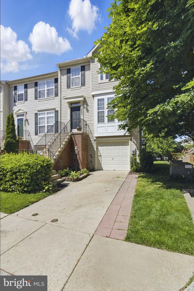 20801 Shamrock Glen Cir, Germantown, MD 20874 - photo 2