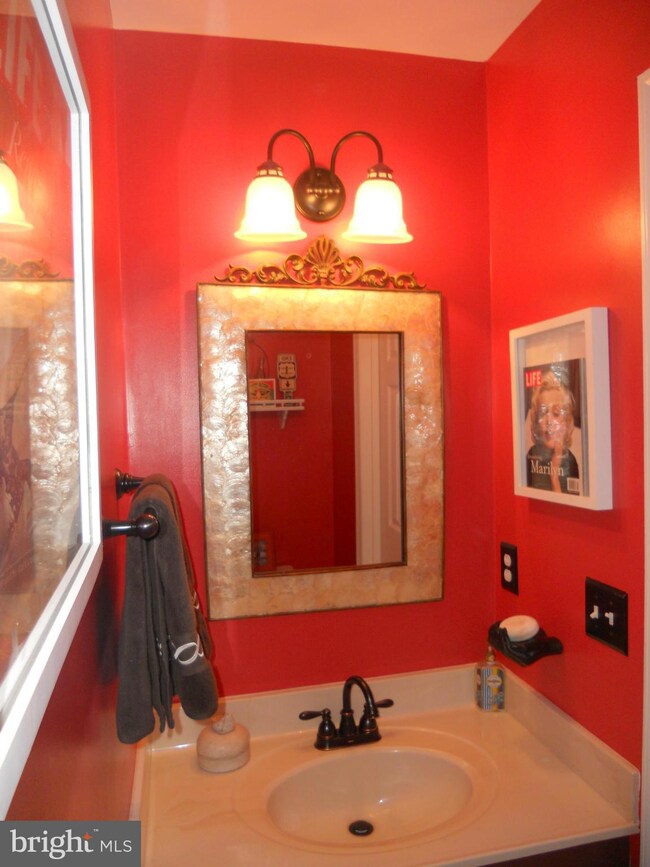 6376 Chimney Wood Ct, Alexandria, VA 22306 - photo 6