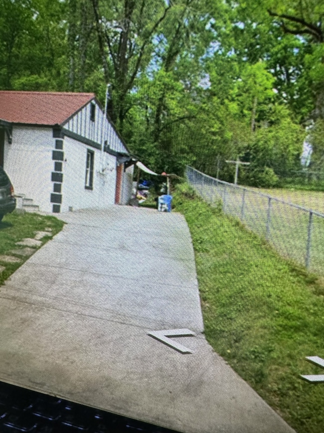 100 Rainbow Cir, Columbia, TN 38401 - photo 2