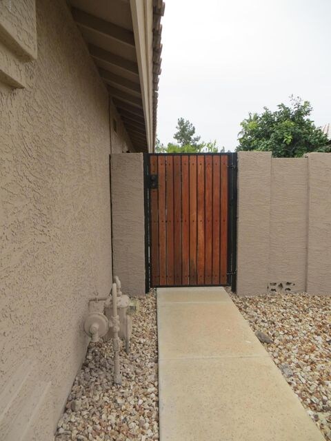 Side gate