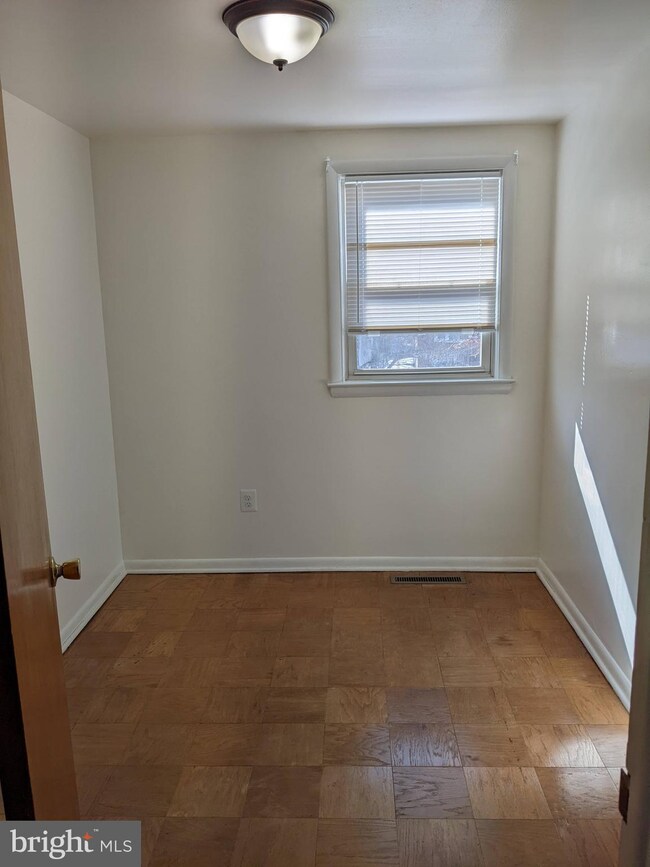 976 Circle Dr, Halethorpe, MD 21227 - photo 7