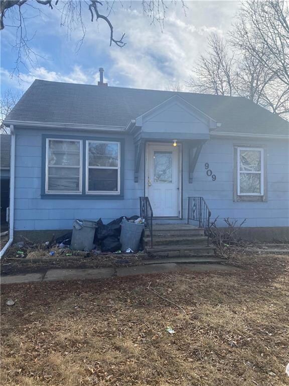 909 S 13th Ave E, Newton, IA 50208 - photo 2