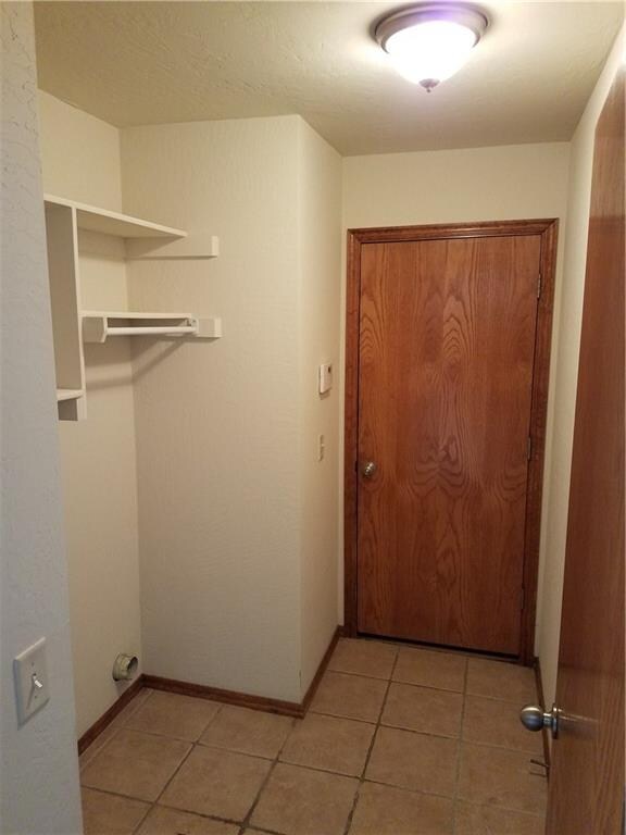 908 Oak Creek Dr, Moore, OK 73160 - photo 7