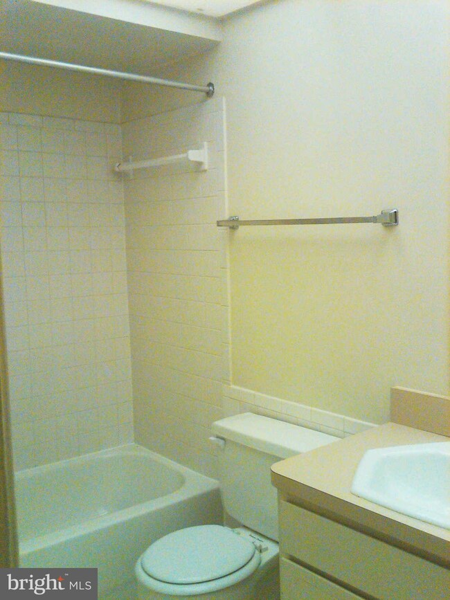 5913 Prince James Dr unit F, Springfield, VA 22152 - photo 7