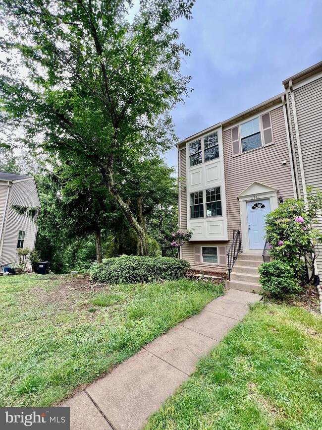 1921 Winslow Ct, Woodbridge, VA 22191 - photo 2