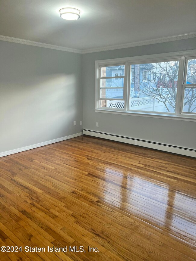 33 Fletcher St, Staten Island, NY 10305 - photo 2