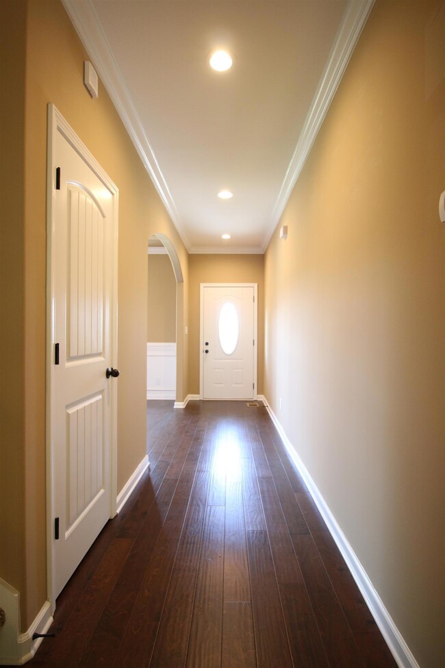 EXAMPLE>>>Beautiful Entry Foyer with Hardwood Floors!