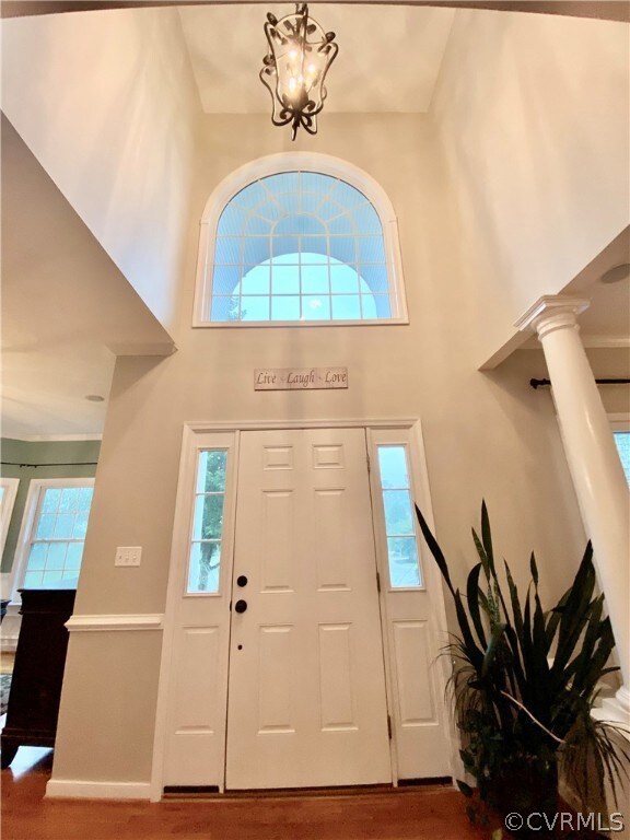 BEAUTIFUL 2-STORY FOYER