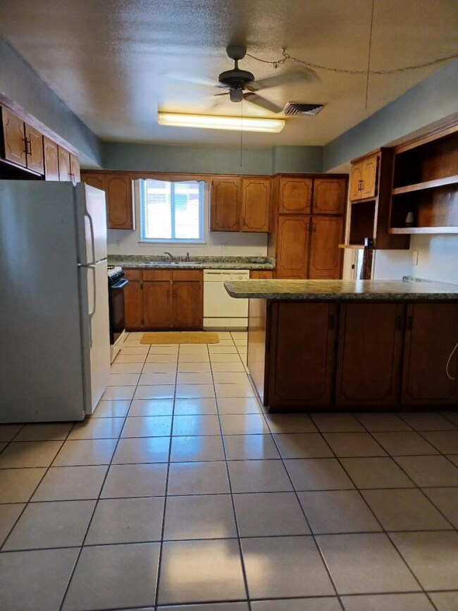 10505 Cardigan Dr, El Paso, TX 79925 - photo 5