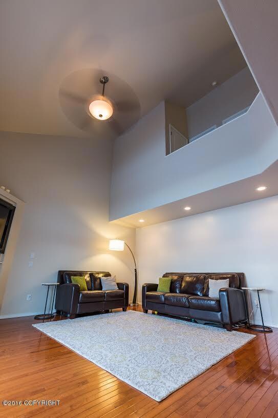 Spacious Livingroom