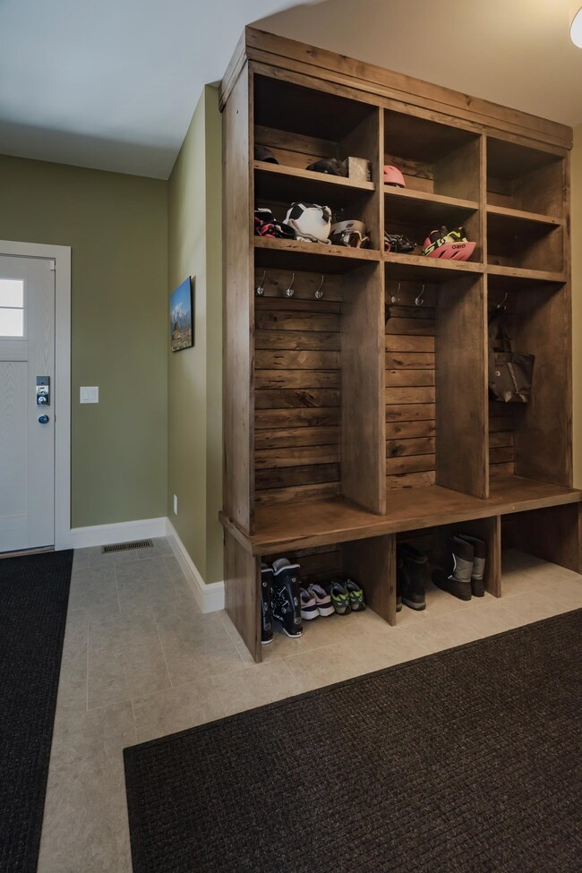 19 Powderhorn Ln unit 8B, Wilmington, VT 05363 - photo 3