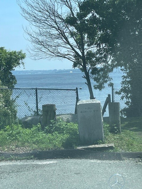 Park shores has multiple PUBLIC RIGHT-A-WAYS along