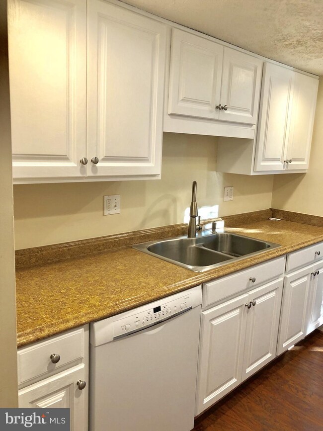 22405 Stablehouse Dr, Sterling, VA 20164 - photo 5