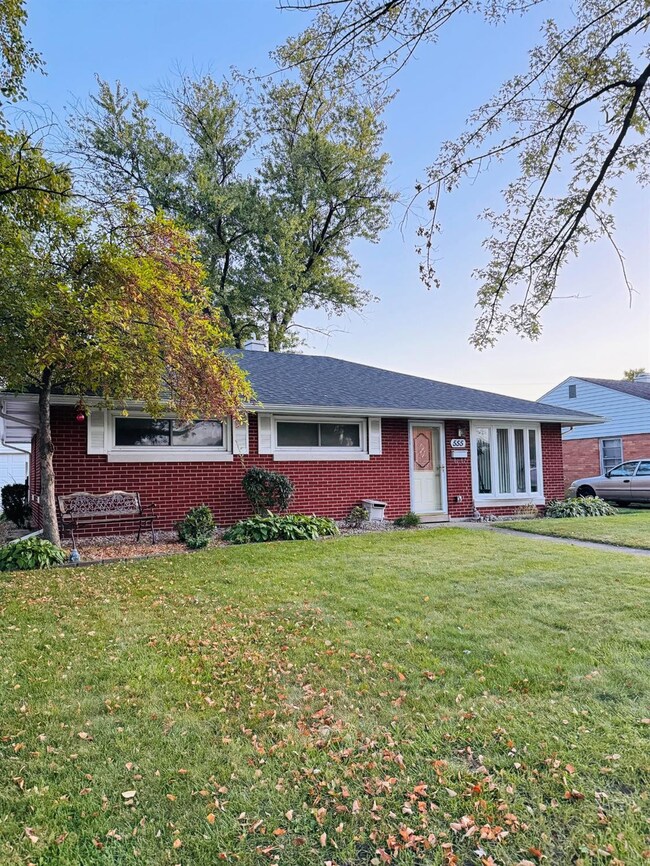 555 W Pine St, Griffith, IN 46319 - photo 2