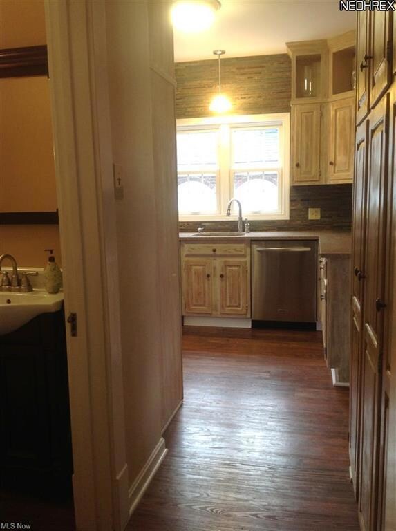 1606 Compton Rd, Cleveland, OH 44118 - photo 4