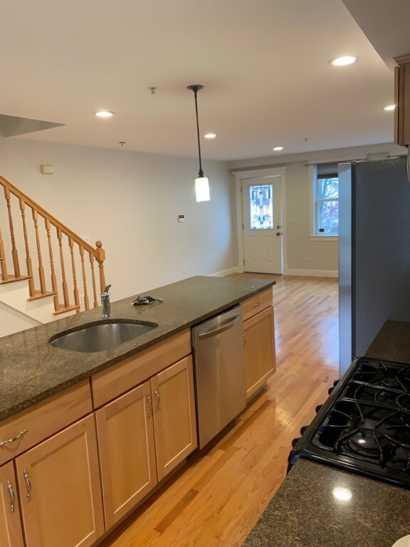 6 Sherman Ct unit 6, Somerville, MA 02145 - photo 4