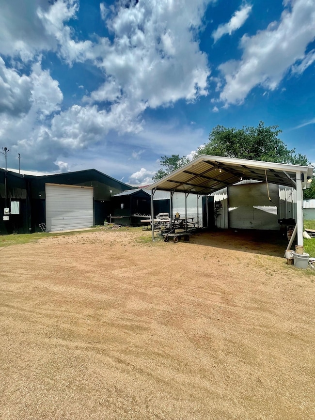 1010 Bessemer Ave, Llano, TX 78643 - photo 5