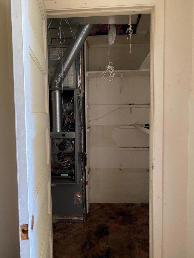 248 S Broad St, Klamath Falls, OR 97601 - photo 3