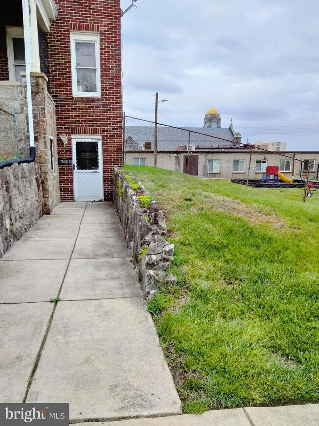 605 Lyndhurst St, Baltimore, MD 21229 - photo 4