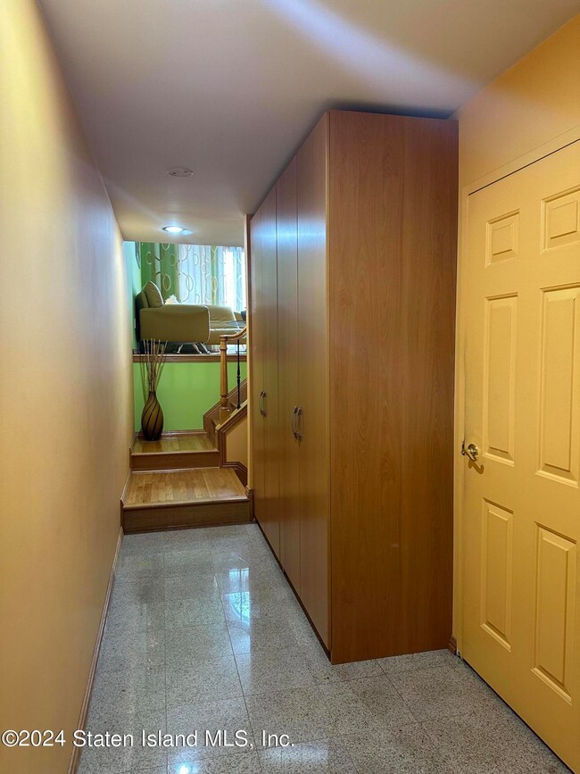 21 Phyllis Ct, Staten Island, NY 10309 - photo 2