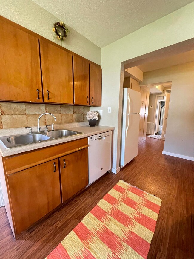 1918 Tremont St, Cedar Falls, IA 50613 - photo 4