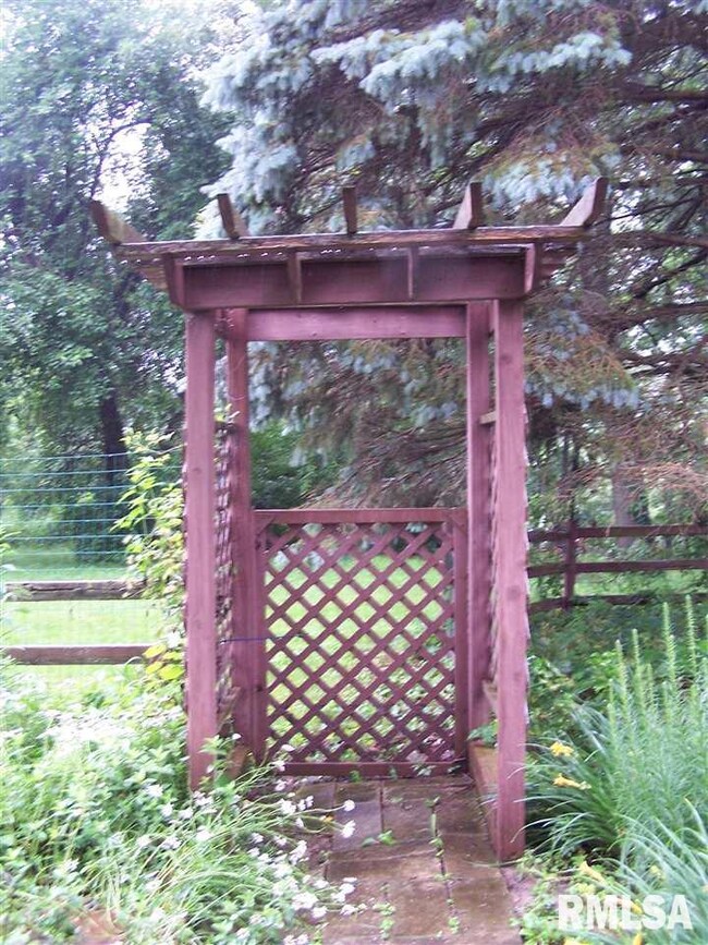 5820 W Charter Oak Rd, Peoria, IL 61615 - photo 3