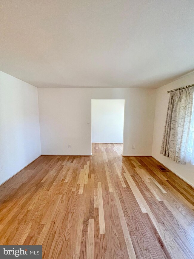 4305 Hollowview Ct, Fairfax, VA 22032 - photo 5