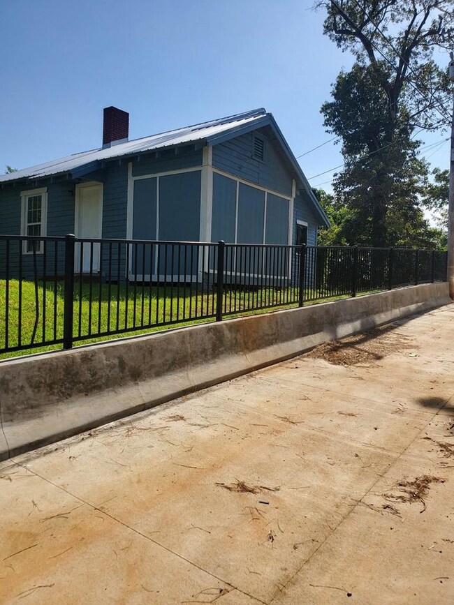 908 N Jackson St, Albany, GA 31701 - photo 3