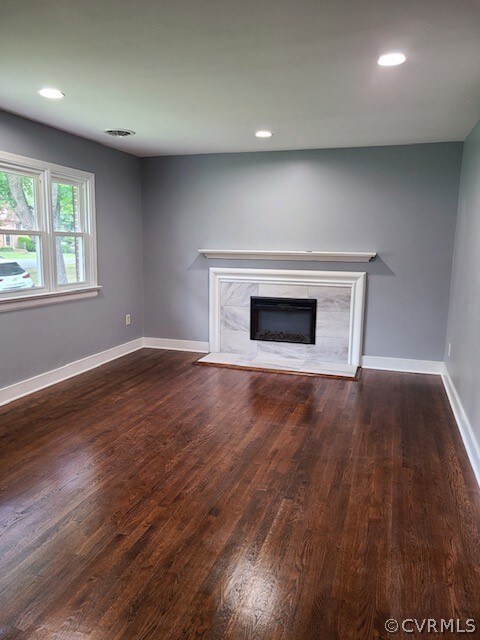 Living Room w-electric fireplace insert