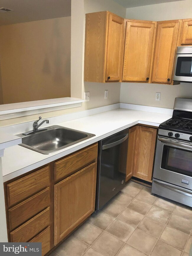 1061 Gardenview Loop unit 302, Woodbridge, VA 22191 - photo 6