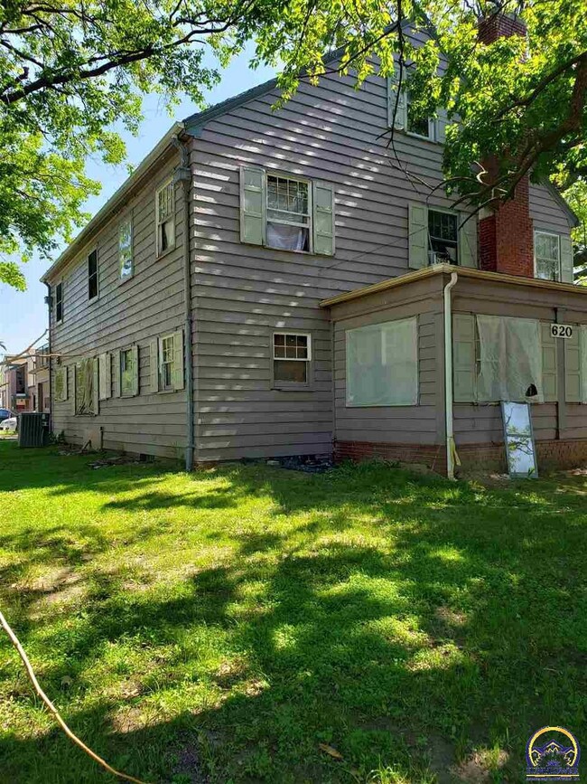 620 SW 9th St, Topeka, KS 66612 - photo 2