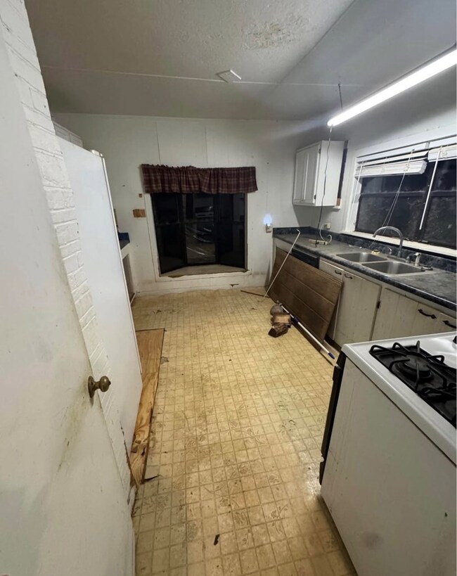 457 Graves Rd, Ellisville, MS 39437 - photo 2